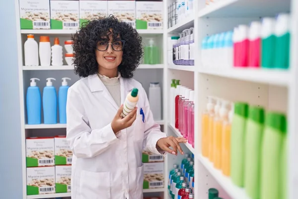 Giovane Farmacista Donna Mediorientale Che Tiene Bottiglia Shampoo Farmacia — Foto Stock