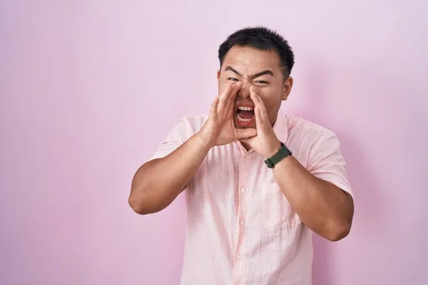 Chinese Young Man Standing Pink Background Shouting Angry Out Loud — Stock Photo, Image