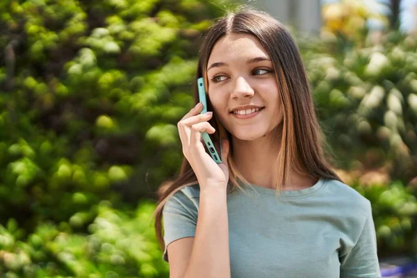 Sevimli Kız Gülümsüyor Parktaki Akıllı Telefondan Konuşuyor — Stok fotoğraf