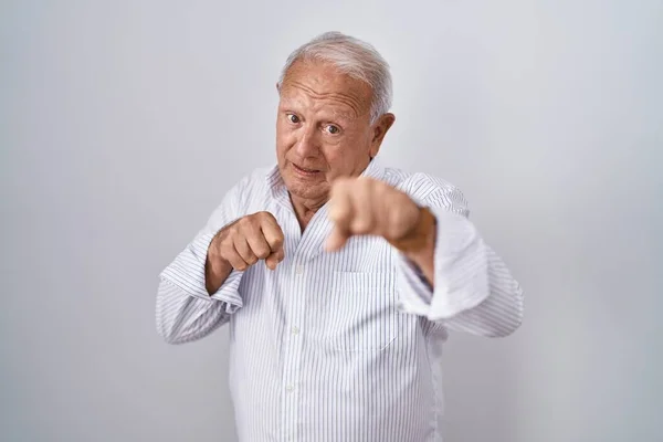 Gri Saçlı Yaşlı Adam Izole Edilmiş Arka Planda Duruyor Yumruk — Stok fotoğraf