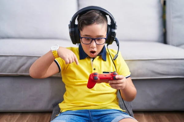 Jong Latijns Amerikaans Kind Spelen Video Game Holding Controller Dragen — Stockfoto