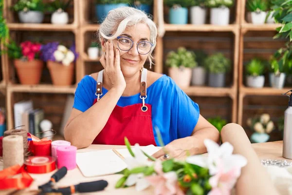 Orta Yaşlı Kır Saçlı Çiçekçide Kendine Güvenen Gülümseyen Kadın — Stok fotoğraf