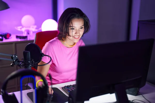 Young Hispanic Woman Streamer Playing Video Game Using Computer Gaming — Stock Photo, Image