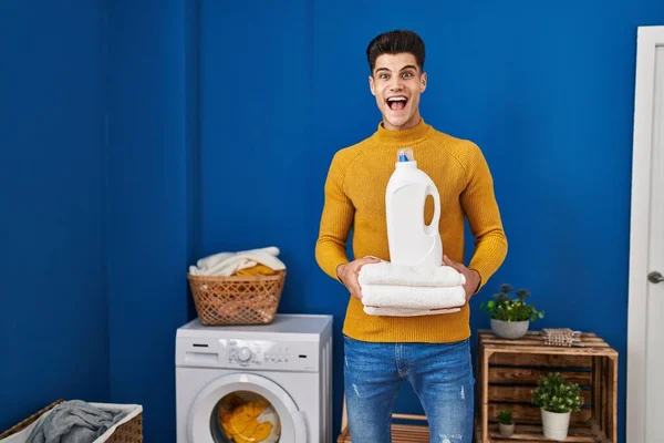 Jonge Spaanse Man Houdt Schone Handdoeken Vieren Gek Verbaasd Voor — Stockfoto