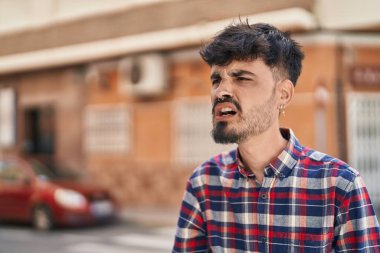 Genç İspanyol adam sokağa bağırıyor.