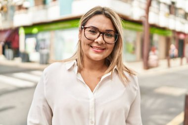 Sokakta kendine gülen genç İspanyol kadın.