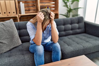 Genç sarışın hasta klinikte psikoloji seansı yapıyor.