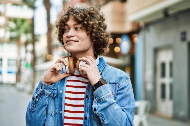 Şehirde kulaklık takan genç bir İspanyol.