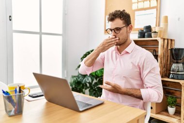 Ofisteki sağır işaret diliyle iletişim kuran Latin asıllı genç adam.