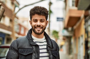 Kasabada gülümseyen genç bir Arap.