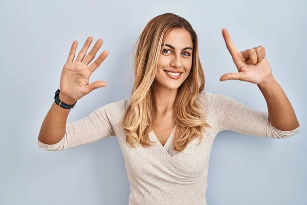 Young Blonde Woman Standing Isolated Background Showing Pointing Fingers Number — Stock Photo, Image
