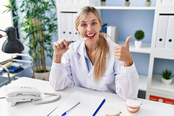 Krásná Zubařka Vysvětlující Jak Vyčistit Zuby Kartáčkem Usměvavý Šťastný Pozitivní — Stock fotografie