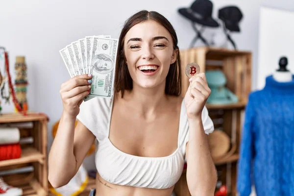 Jonge Spaanse Klant Vrouw Met Dollars Bankbiljetten Bitcoin Glimlachen Hard — Stockfoto