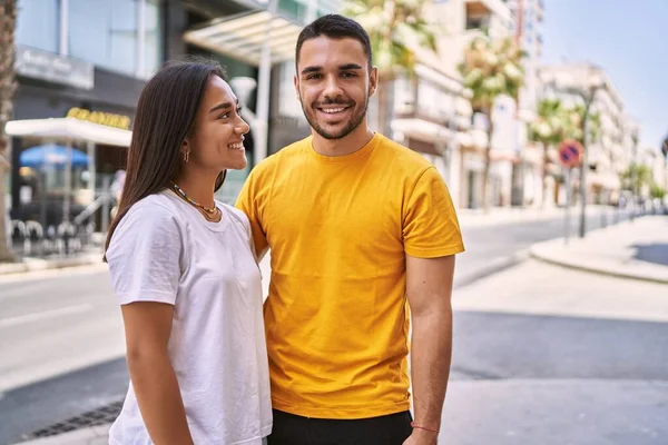Genç Latin Çift Gülümsüyor Mutlu Sarılıyorlar Şehirde — Stok fotoğraf