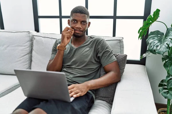 Jonge Afro Amerikaanse Man Die Thuis Laptop Gebruikt Zittend Slaapbank — Stockfoto
