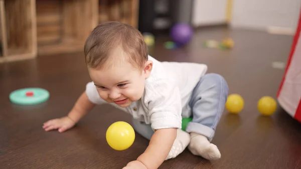 愛らしい幼児遊びますボールとともに床に家に座って — ストック写真