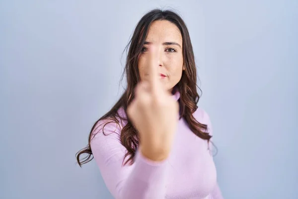 Young Brunette Woman Standing Blue Background Showing Middle Finger Impolite — Foto Stock