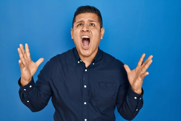 Латиноамериканец Стоящий Синем Фоне Сумасшедший Кричащий Кричащий Агрессивным Выражением Лица — стоковое фото