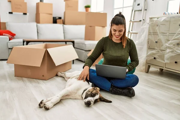Junge Frau Mit Laptop Sitzt Mit Hund Hause Auf Dem — Stockfoto