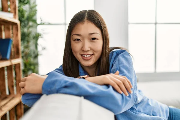 Jong Chinees Meisje Glimlachen Gelukkig Zitten Bank Thuis — Stockfoto