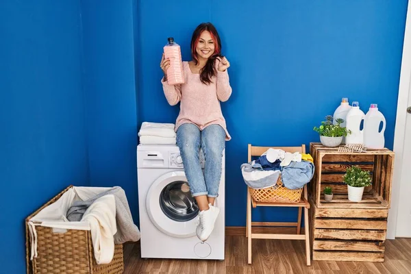 Jonge Blanke Vrouw Zit Wasmachine Met Wasmiddel Fles Schreeuwen Trots — Stockfoto