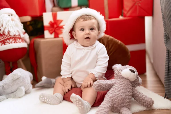 Αξιολάτρευτο Νήπιο Κάθεται Στο Πάτωμα Από Χριστουγεννιάτικο Δώρο Στο Σπίτι — Φωτογραφία Αρχείου