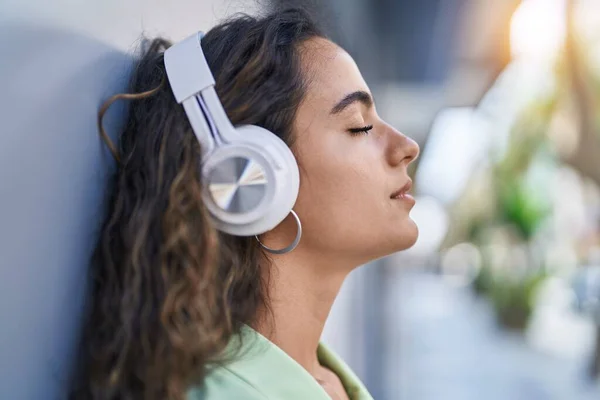 Jonge Mooie Spaanse Vrouw Luisteren Naar Muziek Straat — Stockfoto
