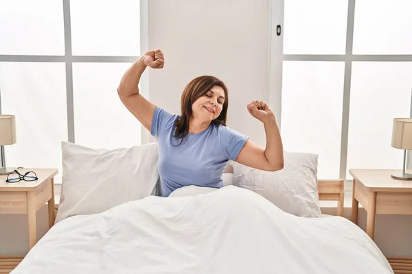 Mujer Mediana Edad Que Despierta Estirando Los Brazos Dormitorio —  Fotos de Stock