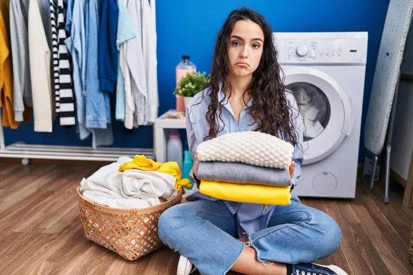Ung Brunett Kvinna Hålla Ren Tvätt Deprimerad Och Oroa Sig — Stockfoto