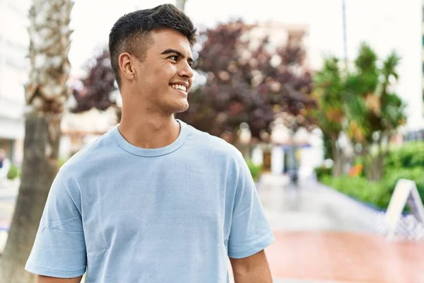 Sokakta Kendinden Emin Gülümseyen Spanyol Genç Adam — Stok fotoğraf