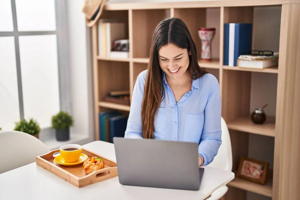 Jovem Mulher Usando Laptop Tomando Café Manhã Casa — Fotografia de Stock