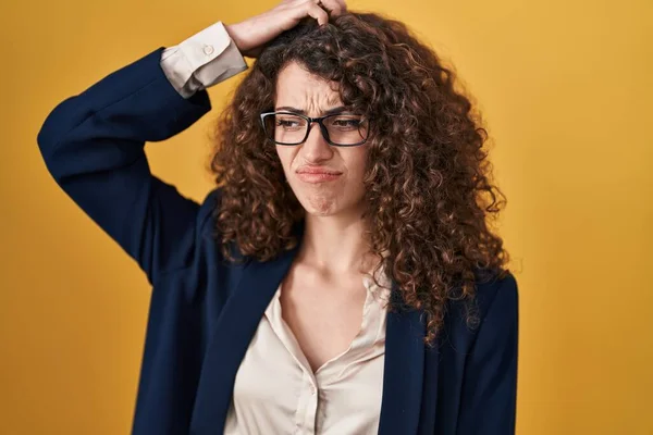Sarı Arka Planda Duran Kıvırcık Saçlı Spanyol Kadın Soru Sormayı — Stok fotoğraf
