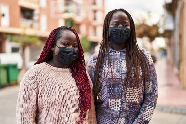 African American Women Friends Wearing Mask Standing Together Street — Stock Photo, Image