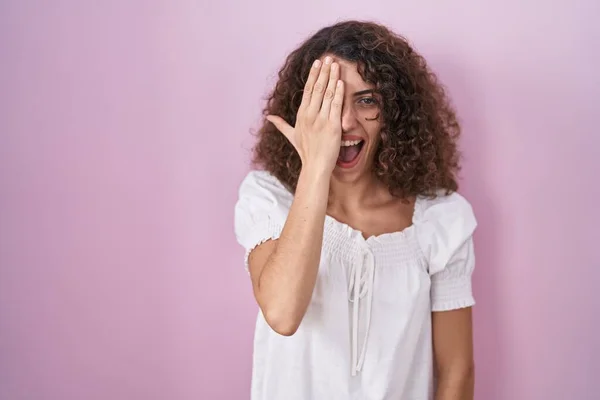 Hispanic Woman Curly Hair Standing Pink Background Covering One Eye — 图库照片