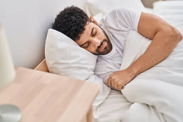 Genç Arap Adam Yatakta Uzanıyor Yatak Odasında Uyuyor — Stok fotoğraf
