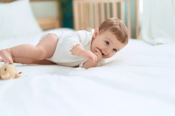Bedårande Barn Ligger Sängen Med Nalle Med Allvarliga Uttryck Sovrummet — Stockfoto