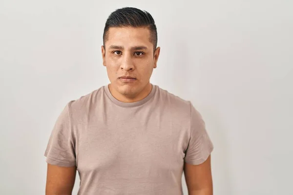 Jeune Homme Hispanique Debout Sur Fond Blanc Détendue Avec Une — Photo