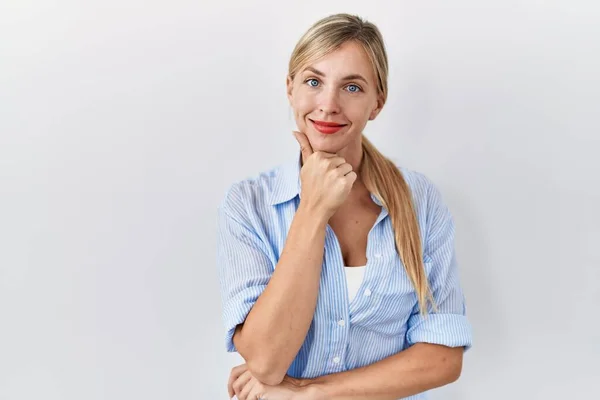 Vacker Blond Kvinna Står Över Vit Bakgrund Ser Säker Kameran — Stockfoto