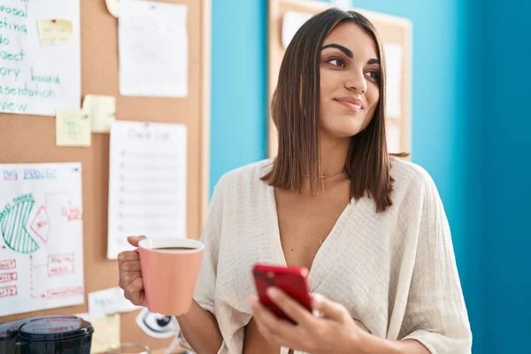 Genç Güzel Spanyol Kadını Akıllı Telefon Kullanıyor Ofiste Kahve Içiyor — Stok fotoğraf