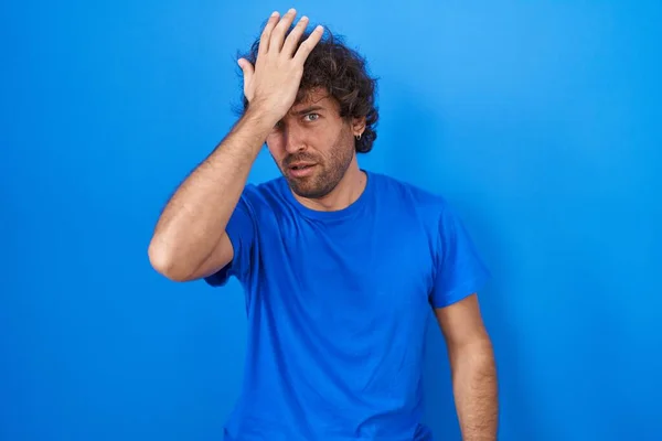 Hispanic Young Man Standing Blue Background Surprised Hand Head Mistake — Stock Photo, Image