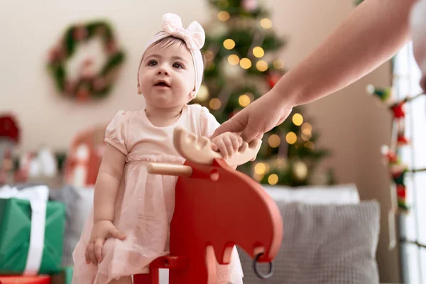 Adorável Criança Brincando Renas Balançando Pela Árvore Natal Casa — Fotografia de Stock