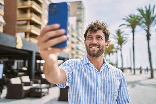 Genç Spanyol Adam Güvertede Mutlu Bir Şekilde Gülümsüyor — Stok fotoğraf