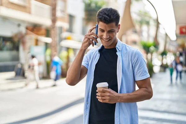 Junger Hispanischer Mann Spricht Auf Dem Smartphone Und Trinkt Kaffee — Stockfoto
