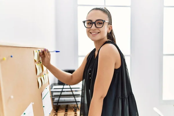 Young Hispanic Businesswoman Smiling Happy Writing Corkboard Office — Stock Photo, Image