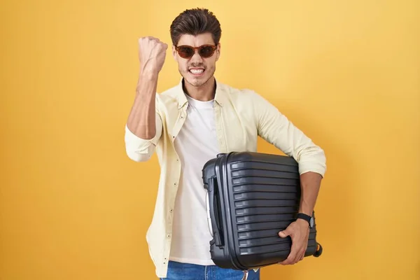 Genç Spanyol Adam Elinde Bavuluyla Yaz Tatiline Çıkıyor Kızgın Öfkeli — Stok fotoğraf