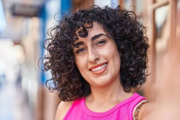 Młoda Kobieta Bliskiego Wschodu Uśmiecha Się Pewnie Robiąc Selfie Kamerą — Zdjęcie stockowe