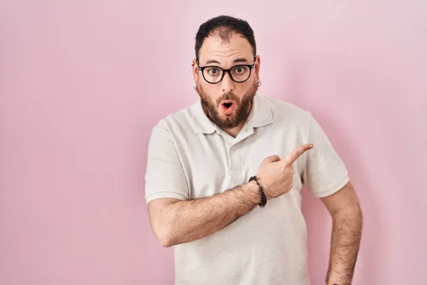 Size Hispanic Man Beard Standing Pink Background Surprised Pointing Finger — Stockfoto