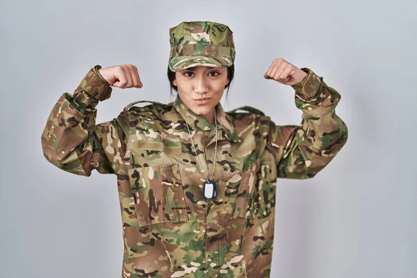 Jonge Zuid Aziatische Vrouw Draagt Camouflage Legeruniform Met Armen Spieren — Stockfoto