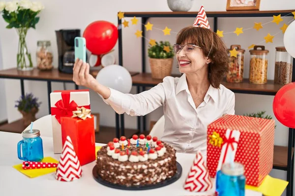 中年妇女在家里用智能手机庆祝自己的生日 — 图库照片
