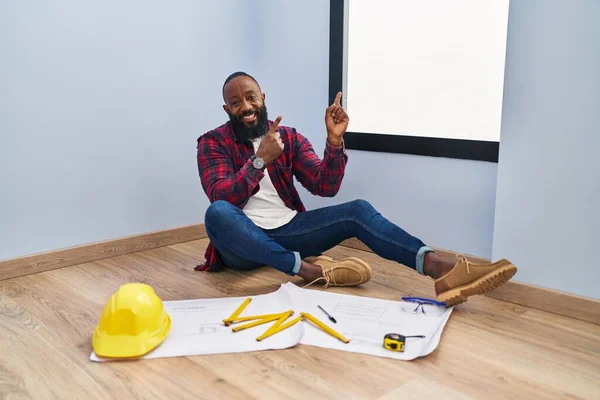 Afrykański Amerykanin Siedzący Podłodze Nowym Domu Patrzący Plany Uśmiechnięte Patrzący — Zdjęcie stockowe